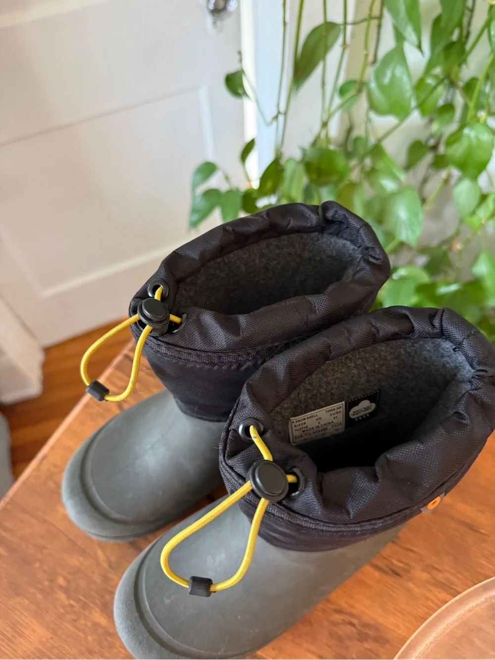 Kids Waterproof Snow Boots - Black and Olive size 1 youth
